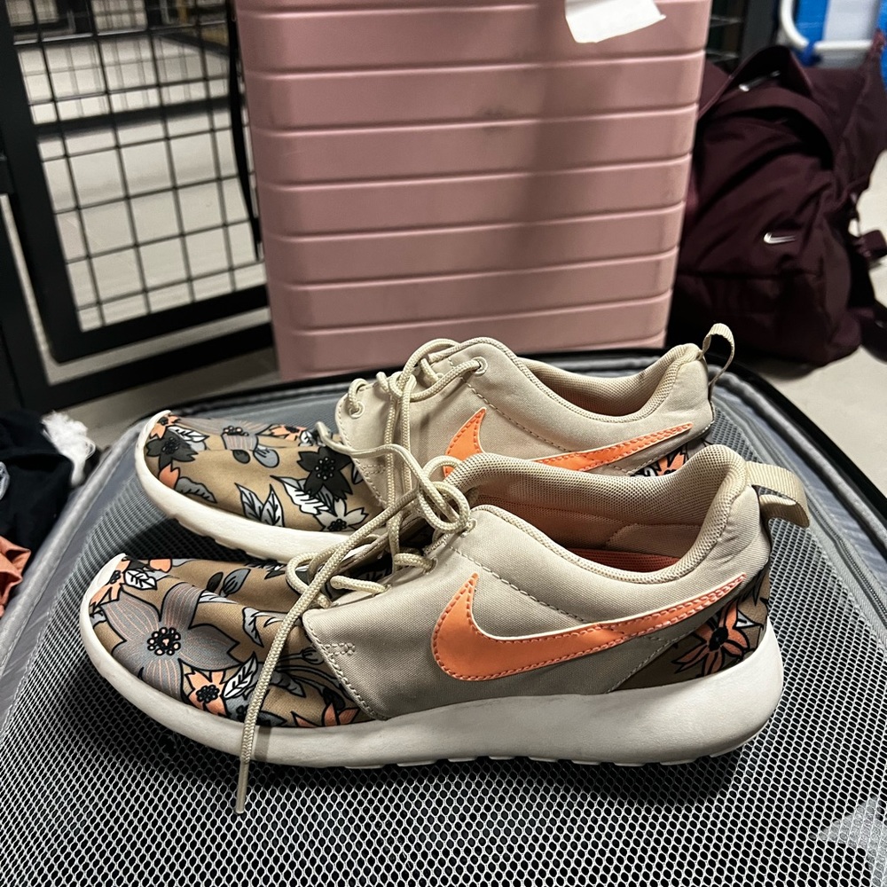 nike roshe floral shoes